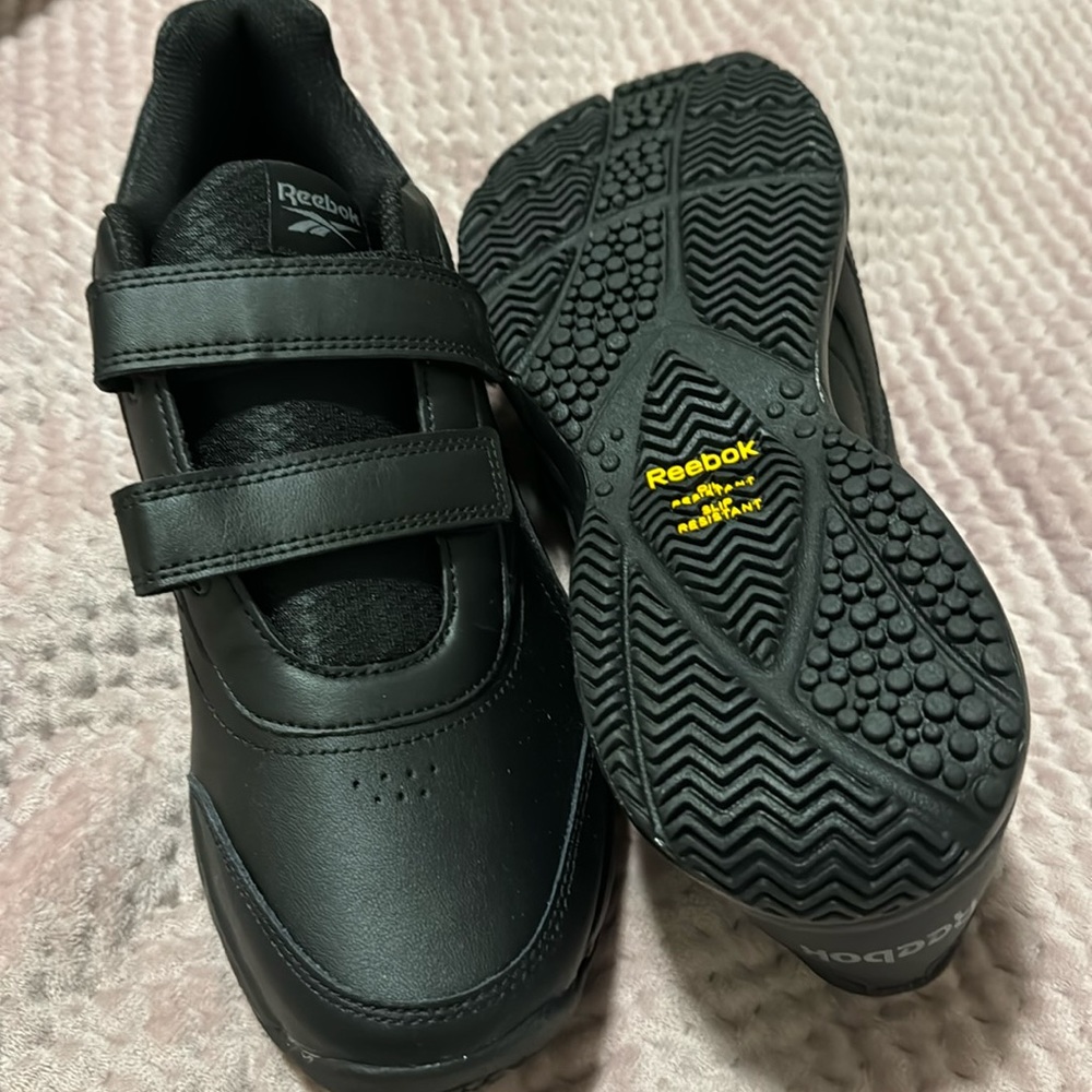 NWT Reebok Memory Tech LT Slip resistant Tennis shoes size 11